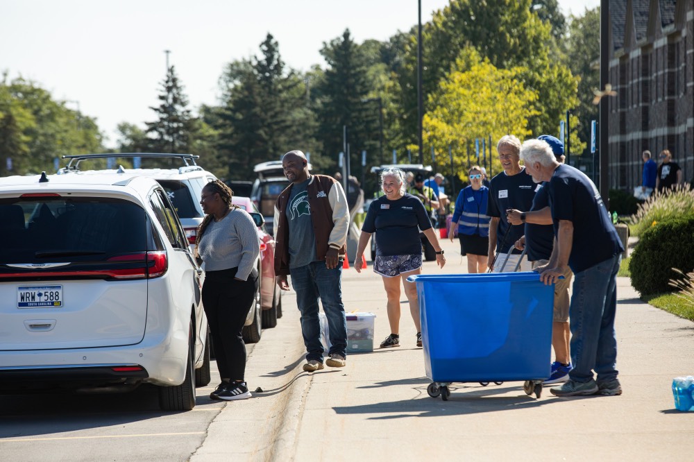 GVSU alumni helping new lakers unload their cars